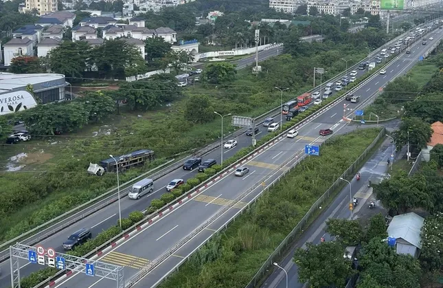 Giao thông qua khu vực bị ùn tắc.