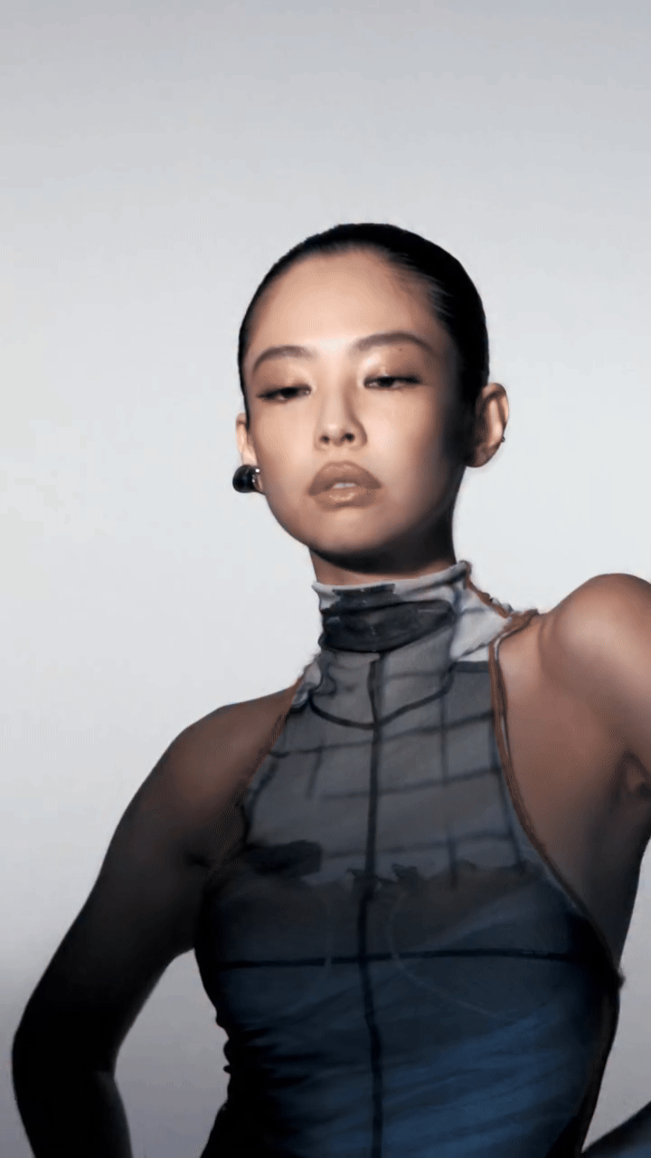 Jennie vốn nổi tiếng với gu ăn mặc và hình thể sắc sảo, thường xuyên giữ vóc dáng qua chế độ ăn uống và tập luyện chặt chẽ .