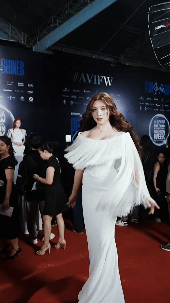 Ngoài phần tạo hình trang phục, Thanh Thanh Huyền vẫn duy trì sự đầu tư kỹ lưỡng cho hình ảnh cá nhân.