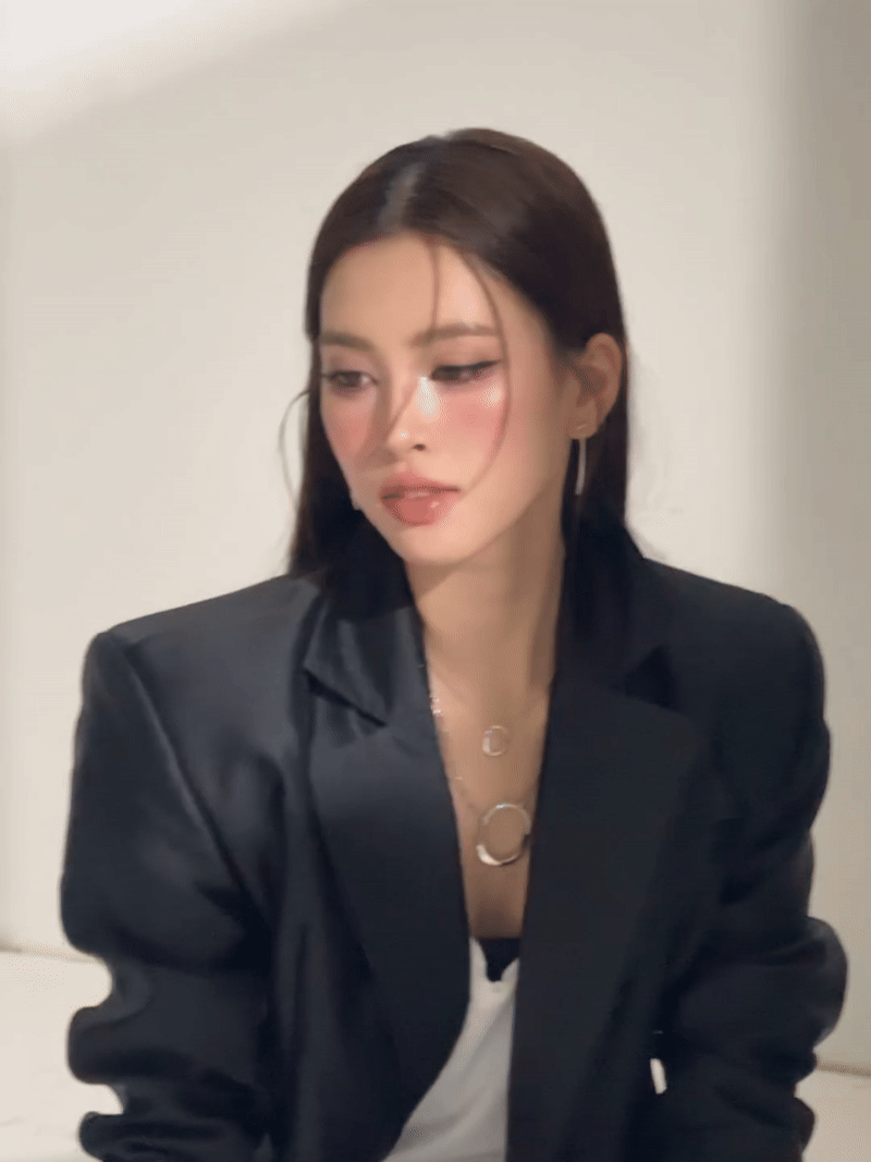 Trang điểm và tạo hình tinh tế, làm nổi bật đường nét gương mặt