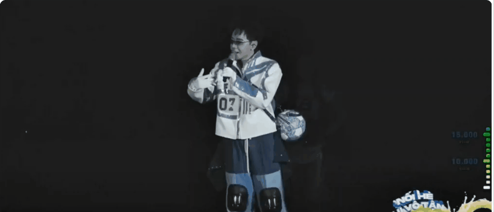 Quang Hùng MasterD mang đến hai ca khúc "Thủy Triều" và "Đừng Khóc Một Mình", tạo nên những phút giây bùng nổ trên sân khấu quốc tế. 