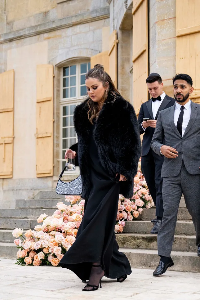  trở thành cái tên được các stylist hàng đầu săn đón, được diện bởi dàn sao đình đám