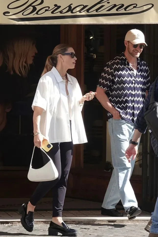 Một cú “đổi vai” đầy bất ngờ trong cuộc chơi hàng hiệu.