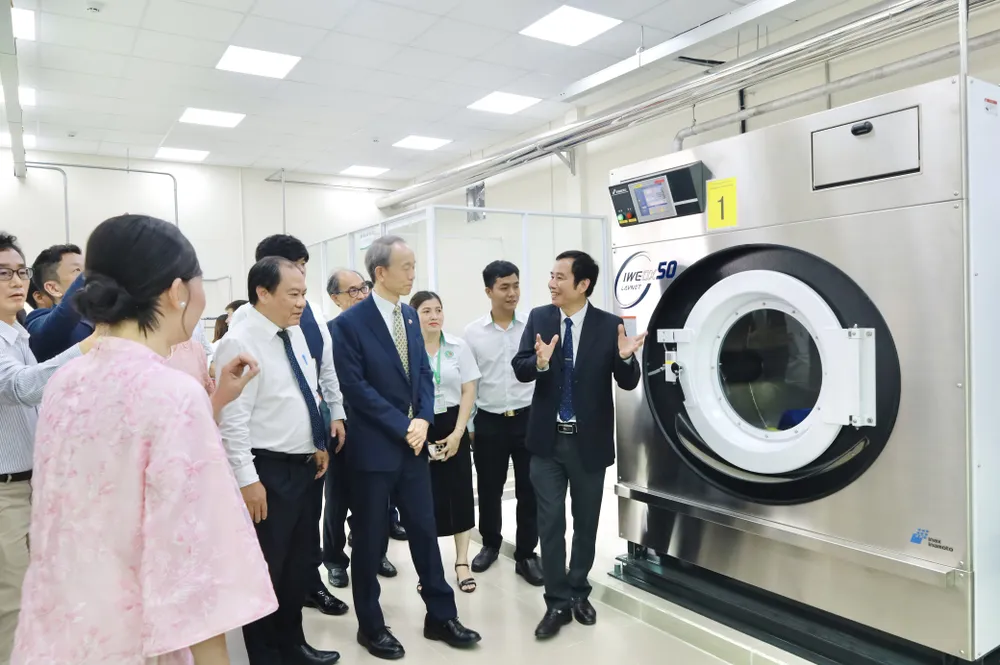  mô hình “giặt ủi khép kín” theo chuẩn quốc tế: từ phân loại, giặt, sấy, khử khuẩn cho đến đóng gói và lưu trữ đều được tự động hóa