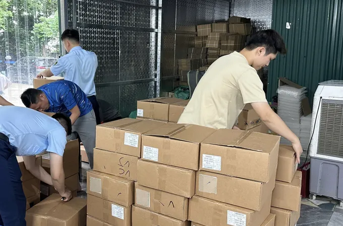 Lực lượng chức năng Hà Nội vừa phát hiện và tạm giữ hơn 5.000 lọ mỹ phẩm nhãn hiệu Dr.Melaxin.