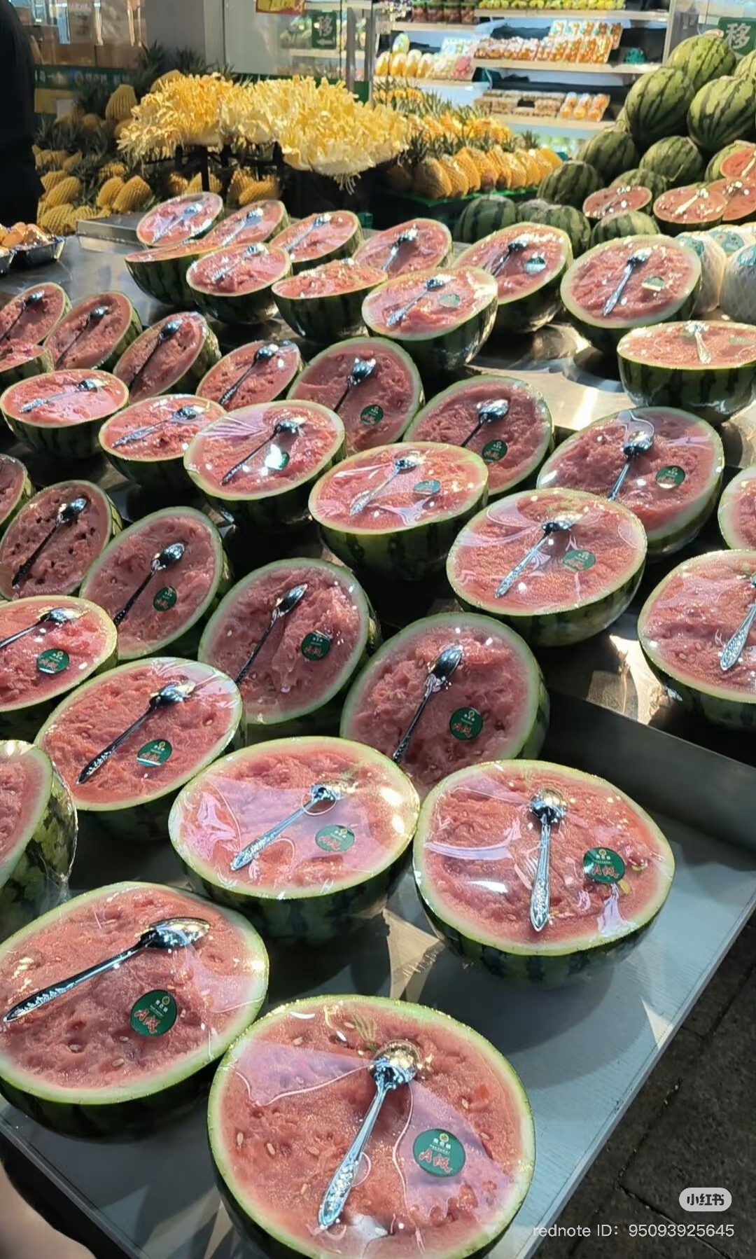 Mỗi nửa quả dưa hấu được bổ sẵn đều được gói kín bằng màng bọc thực phẩm và đính kèm một chiếc thìa nhỏ.