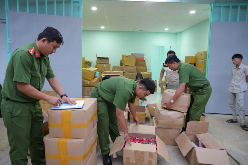  Triệt phá đường dây sản xuất tiêu thụ 12 tấn kem trộn, mỹ phẩm giả.