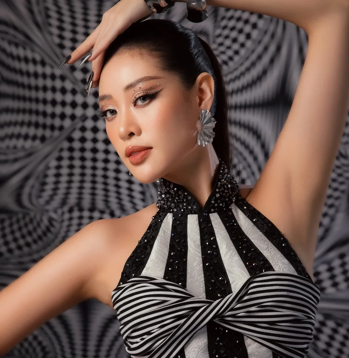  Khánh Vân xuất hiện ấn tượng trong bộ sưu tập “Ảo Ảnh” của NTK Đặng Trọng Minh Châu