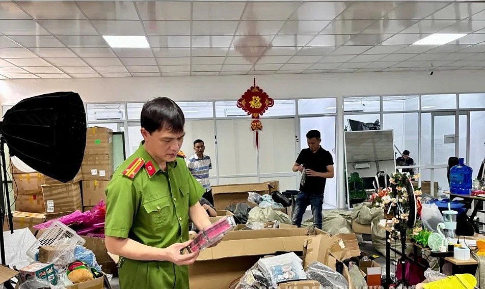  Phát hiện kho hàng livestream chứa hơn 3.000 sản phẩm không rõ nguồn gốc