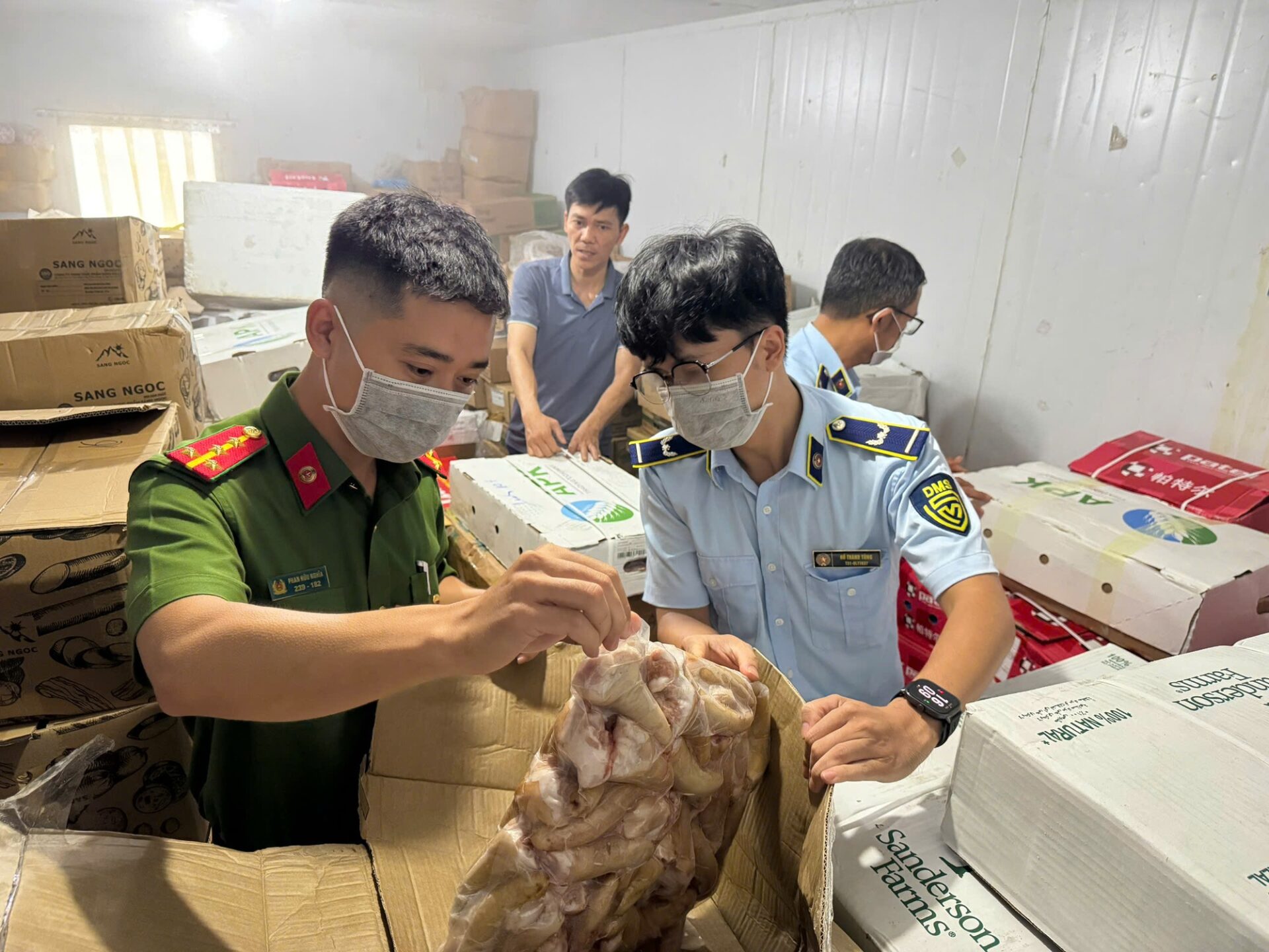 Hàng tấn thịt đông lạnh bị phát hiện không rõ nguồn gốc