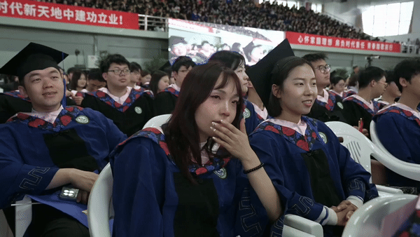 Nhiều người gọi đây là “bài phát biểu xúc động nhất mùa tốt nghiệp”.