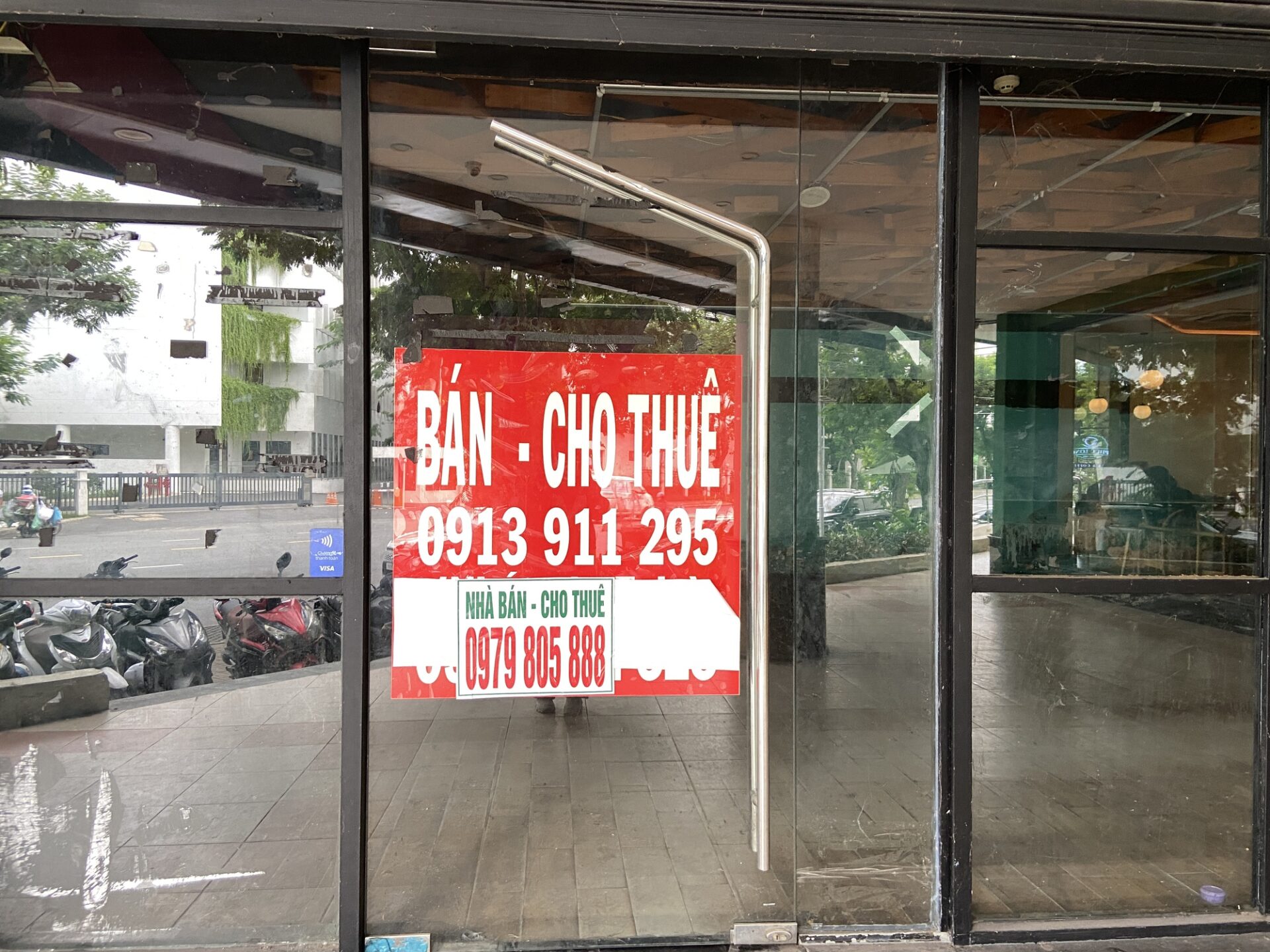  những tấm bảng "cho thuê", "bán gấp" treo kín mặt tiền.