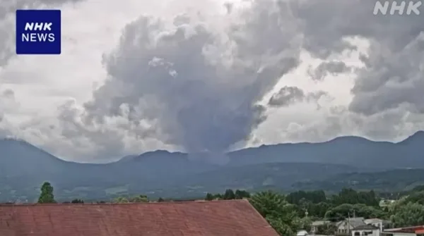 Nhật Bản liên tục rung chuyển, một ngọn núi lửa thức giấc sau 7 năm