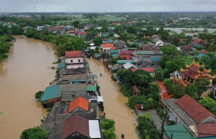 Bão số 1 gây mưa lớn ở Huế. Ảnh: Long Nhật/Tuổi Trẻ Online