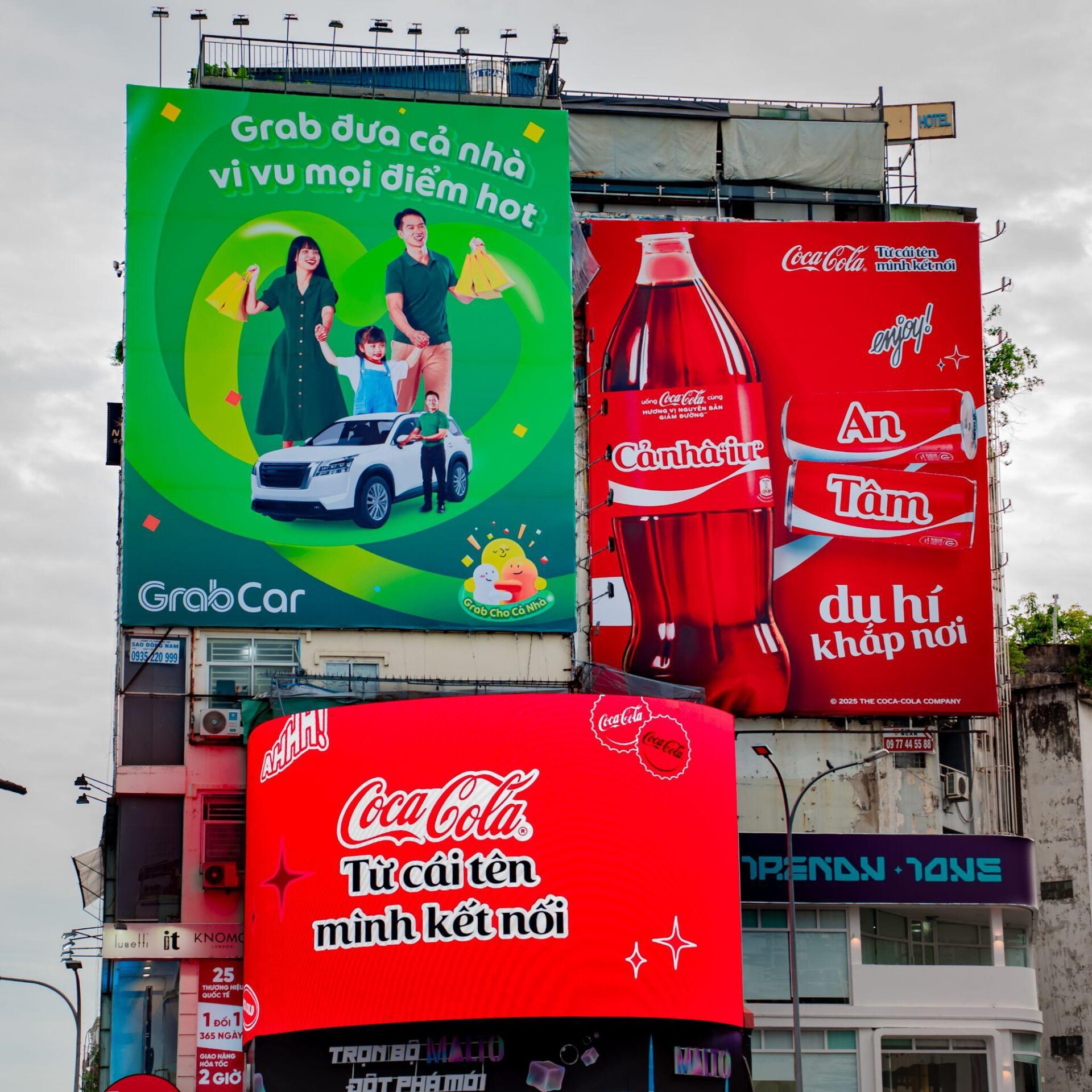  loạt billboard ăn ý giữa Coca-Cola và các thương hiệu đình đám tại trung tâm TP.HCM đang khiến dân tình không thể ngó lơ.