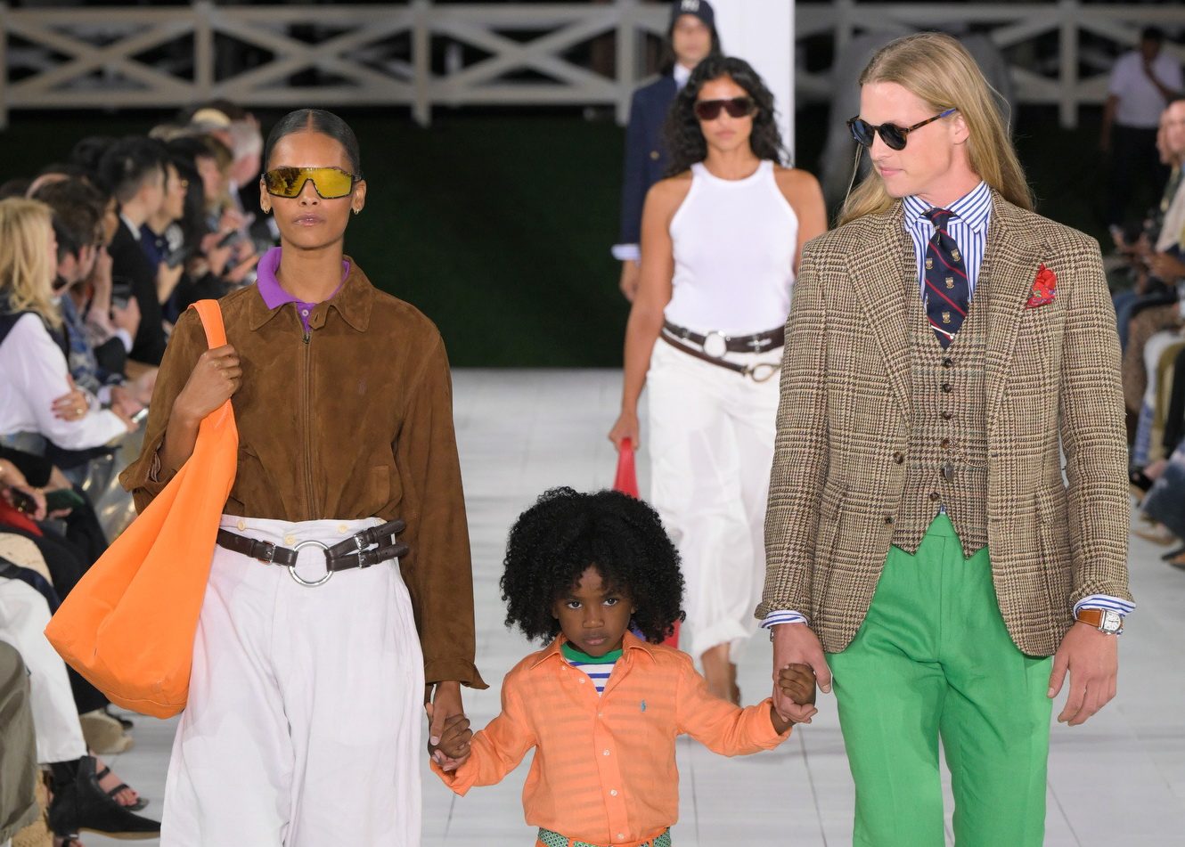 thiết kế vừa lạ mắt, vừa gợi nhớ đến chiếc bucket bag kinh điển Hermès Picotin.