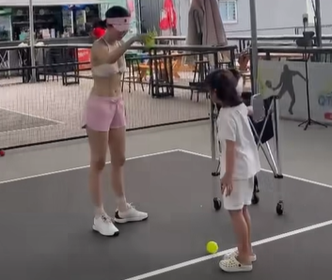  Ngọc Trinh mặc đồ như bikini ra sân pickleball, mạng xã hội lại “dậy sóng”
