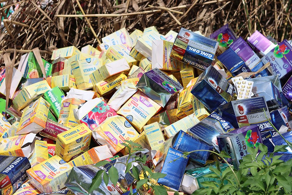 Thuốc tây, thực phẩm chức năng vứt thành đống ở nhiều địa điểm dọc đường Nguyễn Văn Linh, huyện Bình Chánh. Ảnh: Phước Sáng