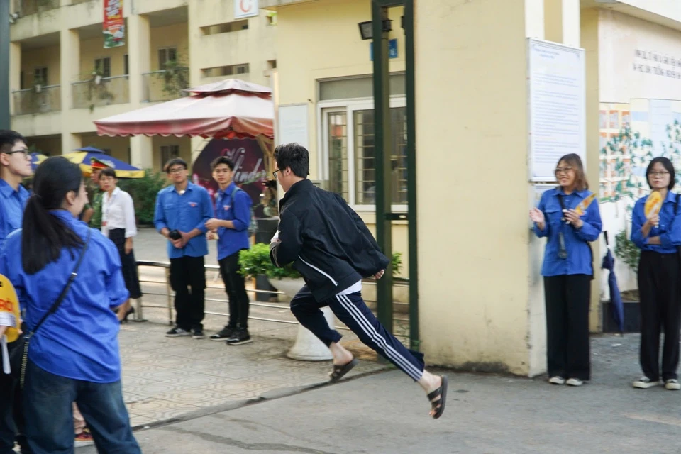 Phía sau khung hình "chân không chạm đất".