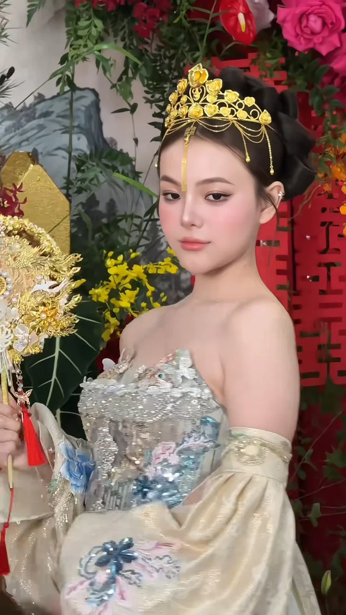 Điểm nhấn đặc biệt nhất chính là chiếc vương miện được làm từ 10 cây vàng