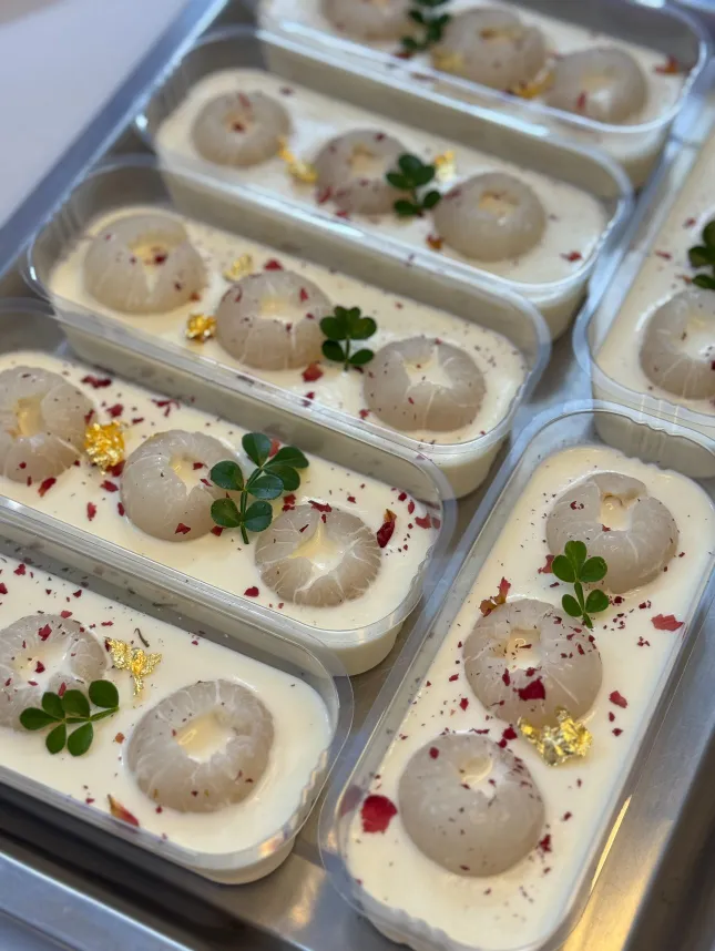  Khúc bạch phô mai vải: Món ngọt hot nhất hè nhưng không phải ai cũng dám thử