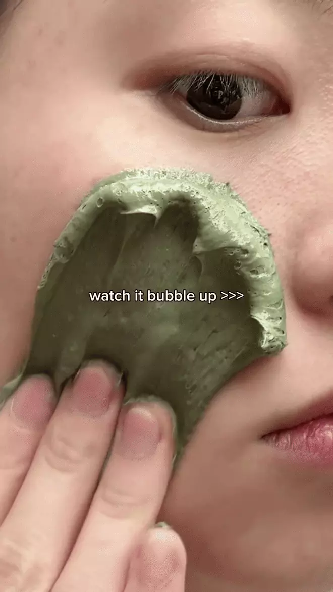  hiệu ứng thị giác mãn nhãn vừa đi kèm tính năng làm sạch được đánh giá cao như mặt nạ đất sét sủi bọt.