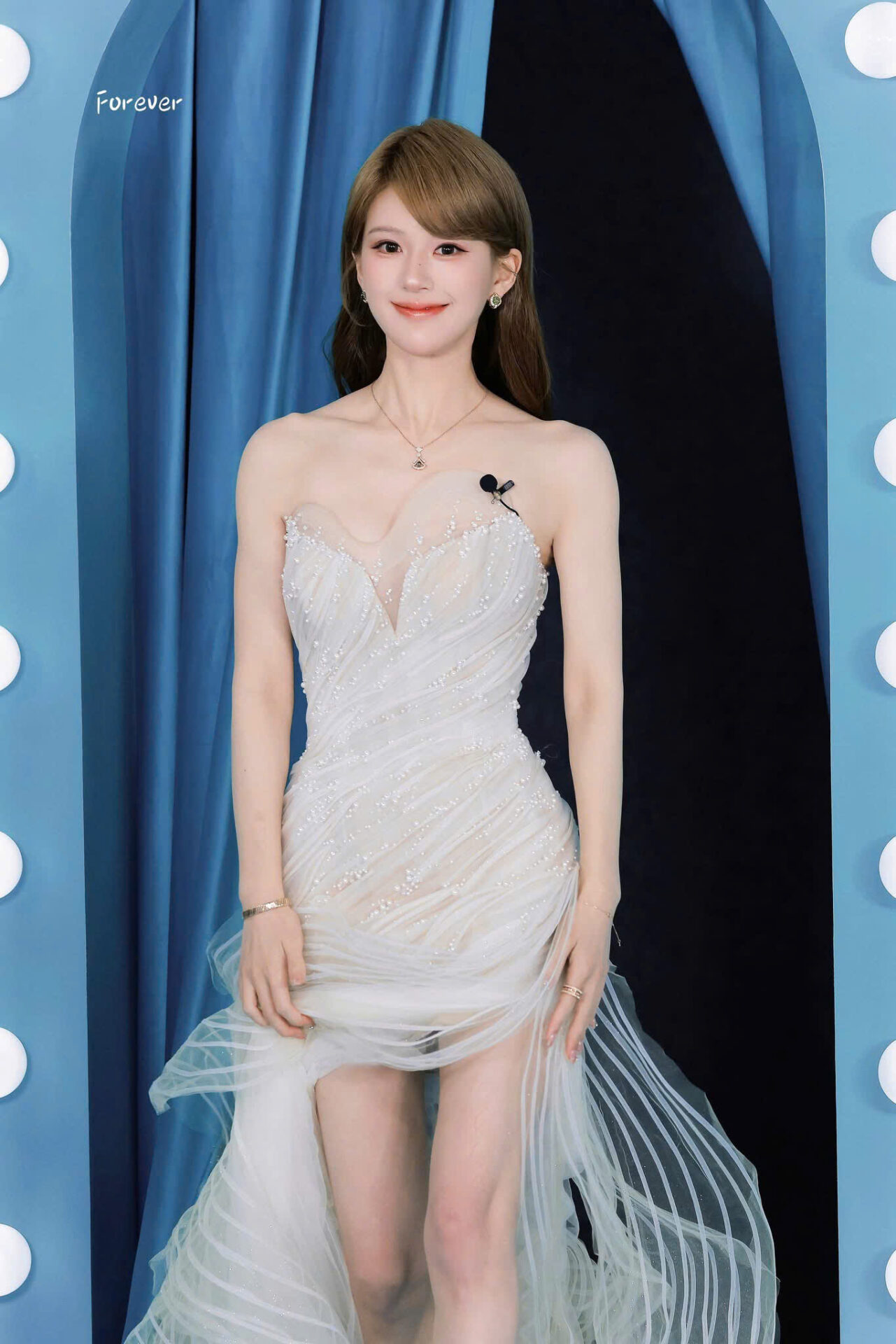 Thiết kế mang phom cúp ngực gợi cảm, ôm trọn đường cong cơ thể.