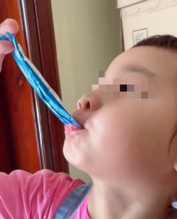 Những clip cũ ghi lại cảnh các bé gái của Hải uống siro trong video quảng cáo bị lan truyền trở lại với hàng loạt bình luận phẫn nộ.