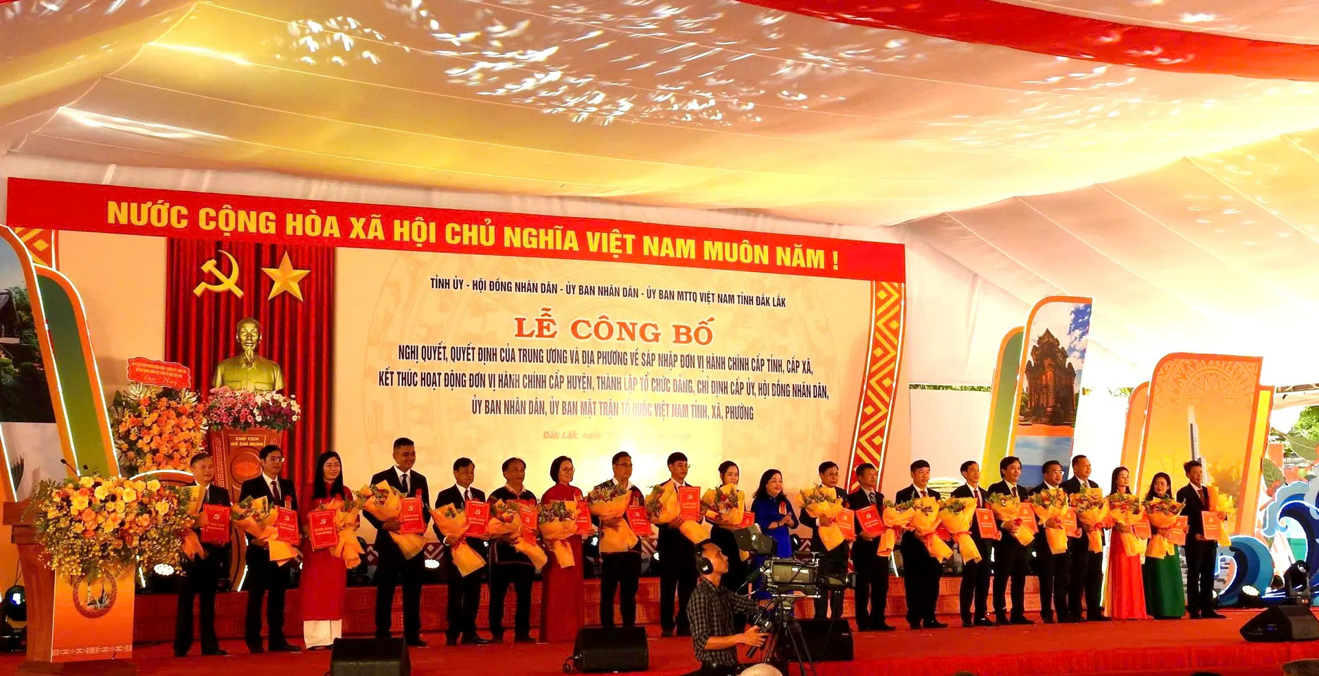 102 Bí thư Đảng ủy của các xã, phường (mới thành lập sau sáp nhập) đã vinh dự nhận Quyết định của Ban Chấp hành Đảng bộ tỉnh Đắk Lắk về việc thành lập Đảng bộ và chỉ định các cán bộ lãnh đạo chủ chốt tại cơ sở.