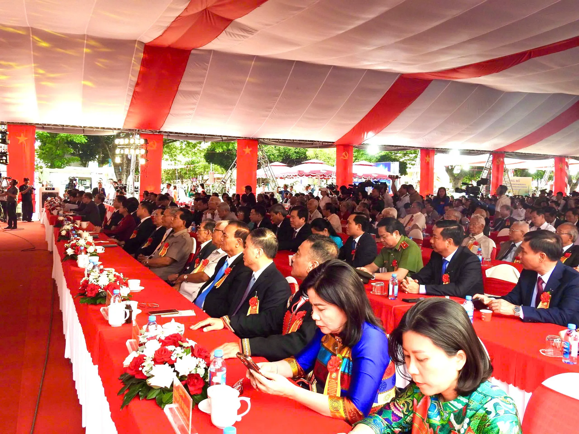 Đông đảo các đại biểu tham dự buổi lễ.