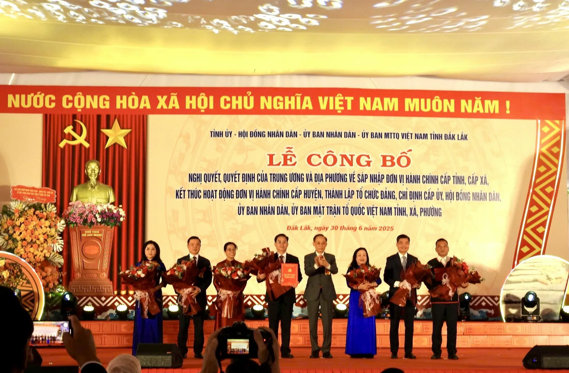 Sau phần công bố các quyết định có ý nghĩa lịch sử, các đồng chí Bí thư Tỉnh ủy, các Phó Bí thư Tỉnh ủy, Chủ tịch HĐND tỉnh, Chủ tịch UBND tỉnh, Chủ tịch Ủy ban MTTQ Việt Nam tỉnh và Phó Trưởng đoàn phụ trách Đoàn đại biểu Quốc hội tỉnh đã trang trọng lên nhận quyết định, chính thức ra mắt trước toàn thể đồng bào, đồng chí và Nhân dân tỉnh nhà.