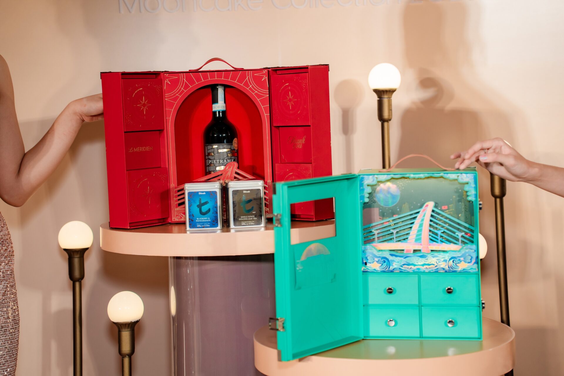 “Moonlight Glamour” không đơn thuần là một bộ bánh, mà là một bộ trưng bày văn hóa thu nhỏ.