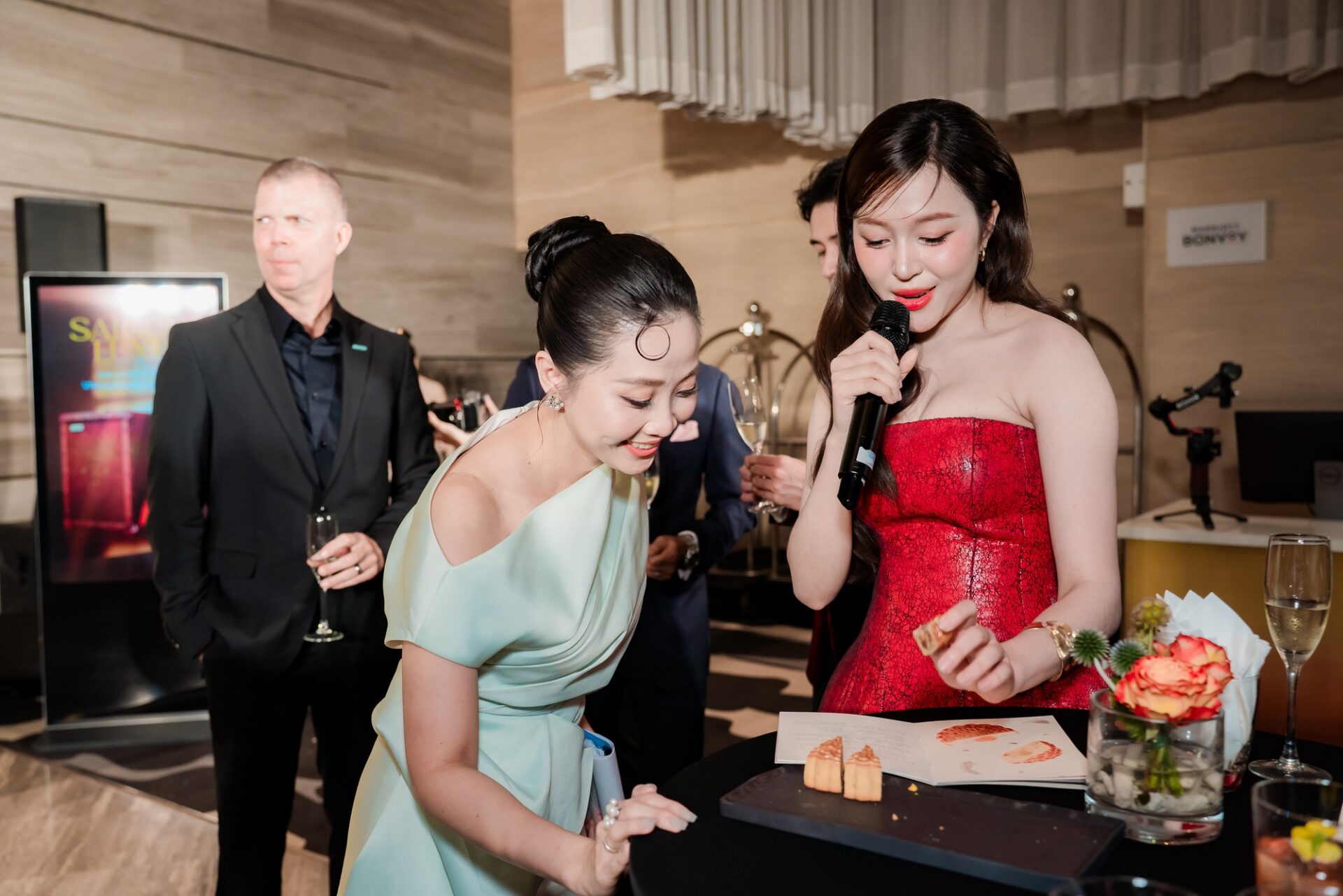 “Moonlight Glamour” hiện đã được mở bán tại quầy bánh Trung thu đặt tại sảnh chính của khách sạn