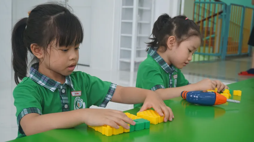 Các bé Trường Mầm non 12 trong một giờ học. Ảnh: NGUYỄN QUYÊN