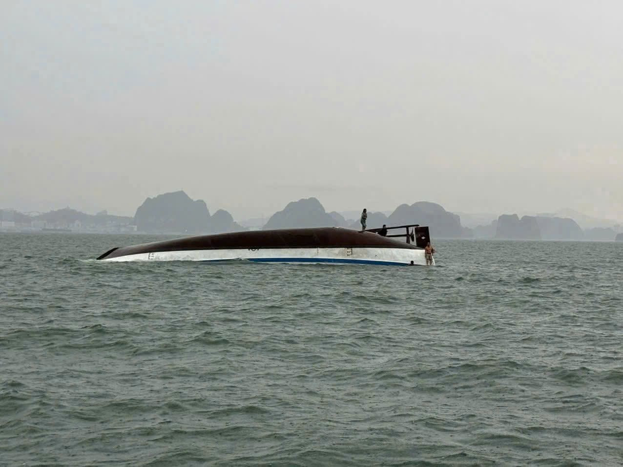 Vụ lật tàu du lịch QN-7105 trên Vịnh Hạ Long chiều 19/7 để lại hậu quả đặc biệt nghiêm trọng, khiến ít nhất 34 người tử vong.