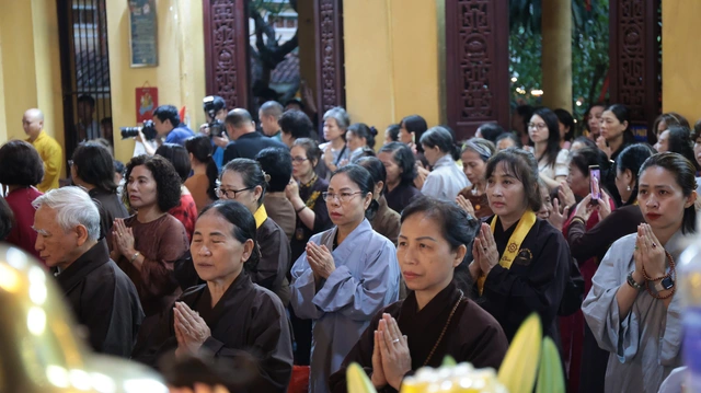 tham gia vào một khoảnh khắc có ý nghĩa biểu tượng sâu sắc.