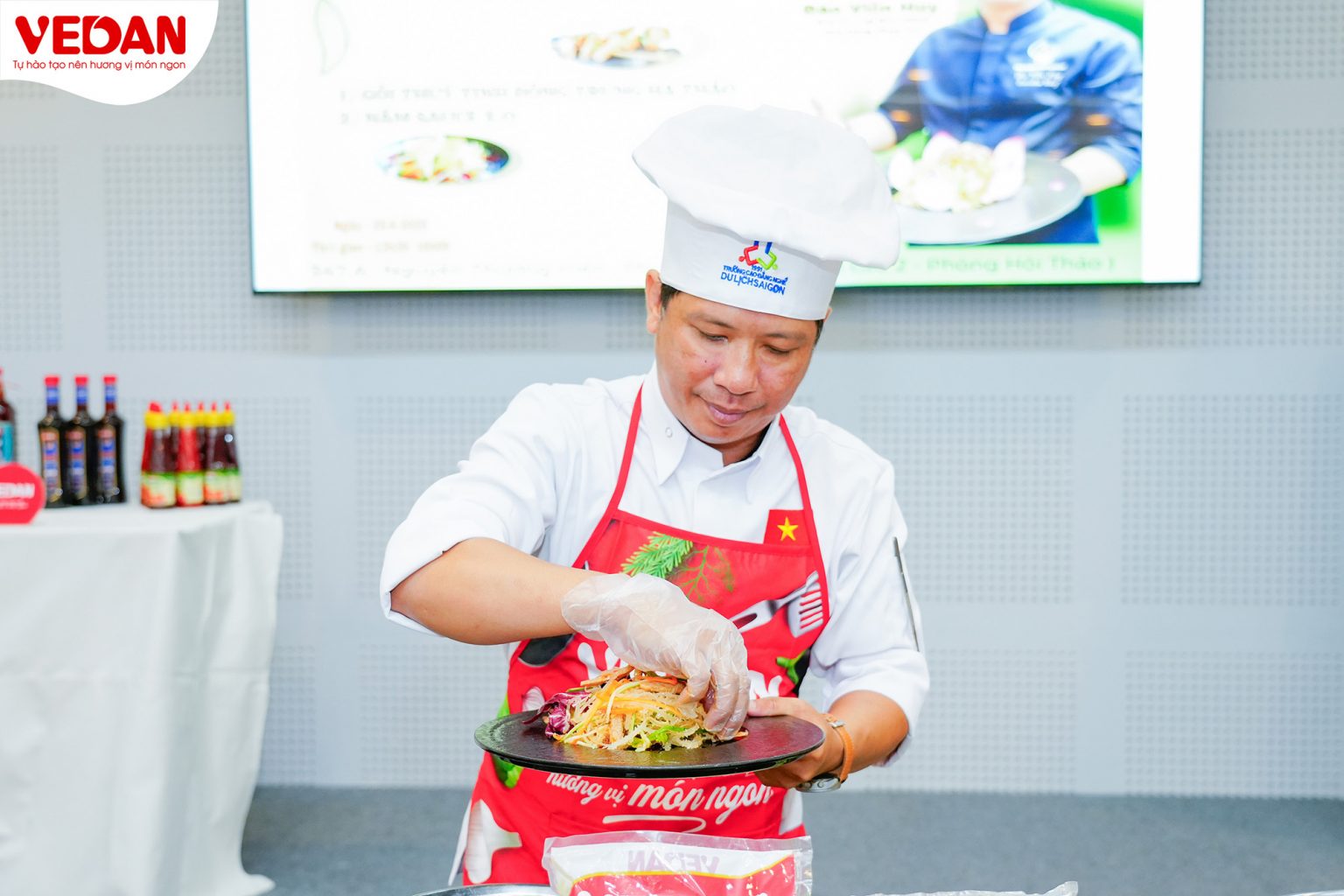 Mở đầu buổi workshop, món gỏi rong sụn sốt nấm đông trùng hạ thảo đã chiếm trọn sự chú ý.