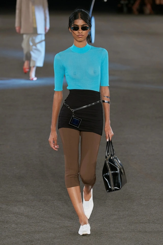 quần capri từ lâu đã được xem là thiết kế kén dáng, khó mặc.