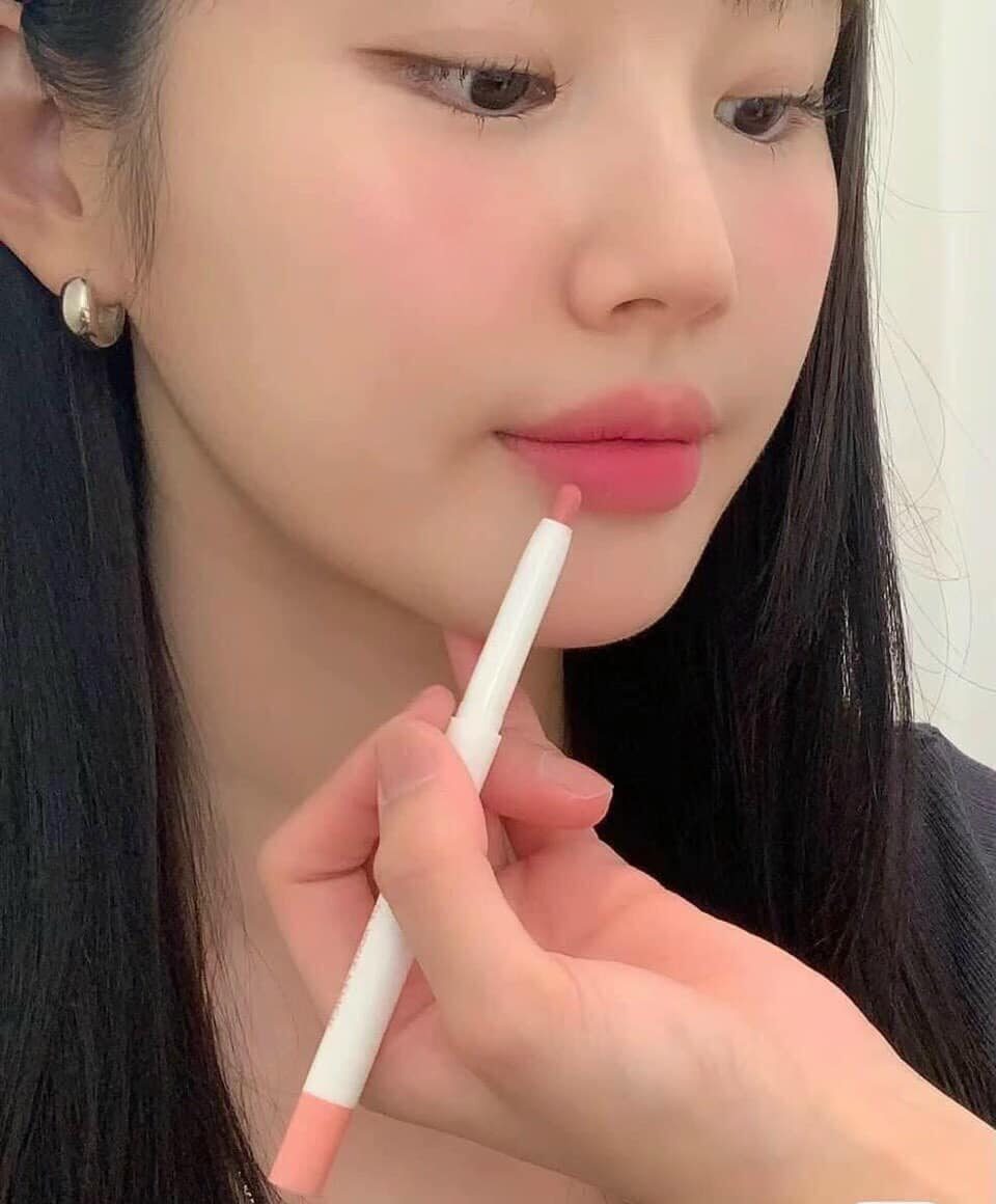 Trào lưu dùng bút dạ để kẻ viền môi đang lan nhanh trên mạng xã hội, nhưng tiềm ẩn rủi ro sức khỏe do hóa chất không phù hợp với da môi nhạy cảm.