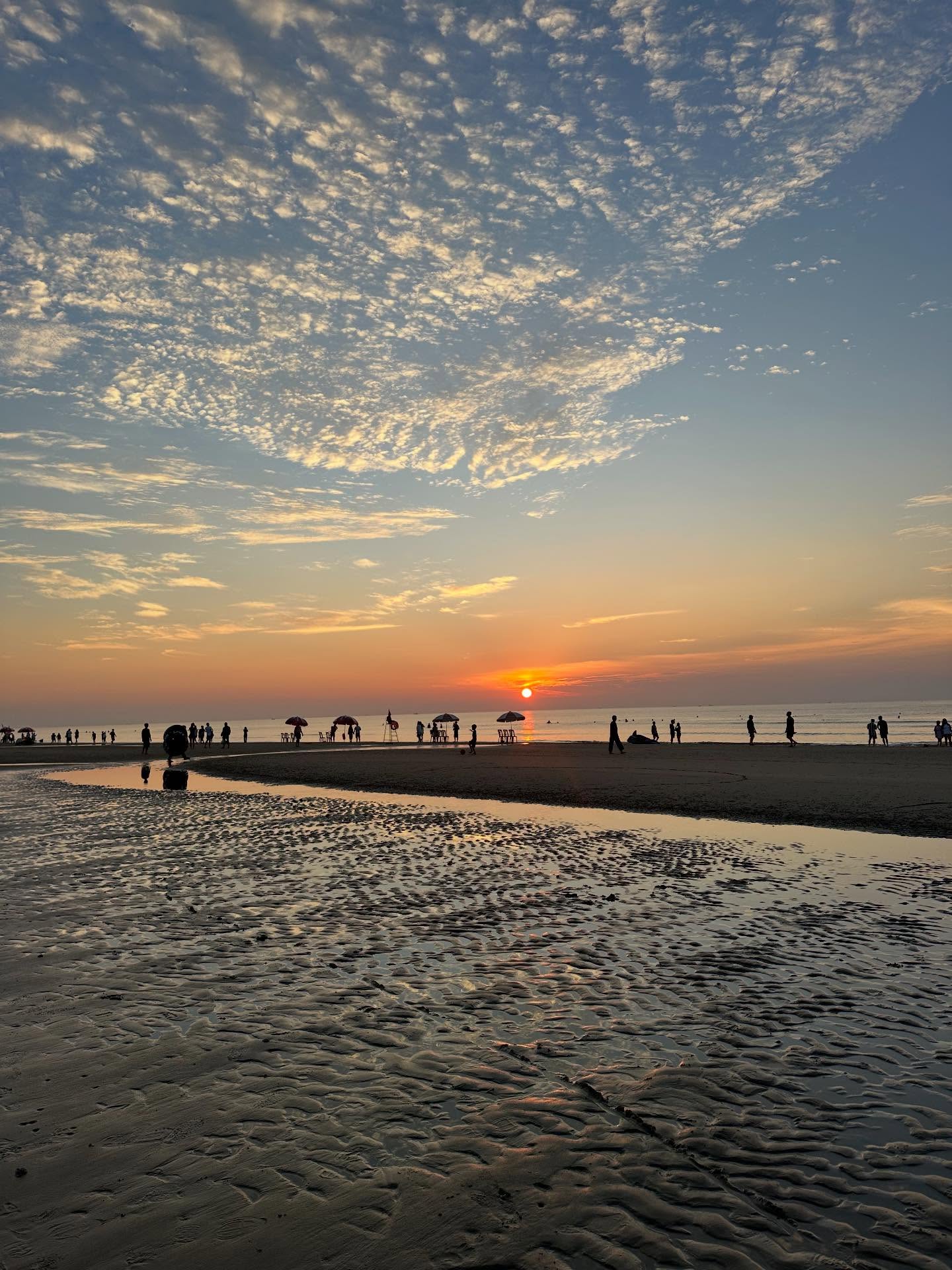 Khi phần lớn mọi người vẫn còn say giấc, thì nơi đây đã đông kín người. 