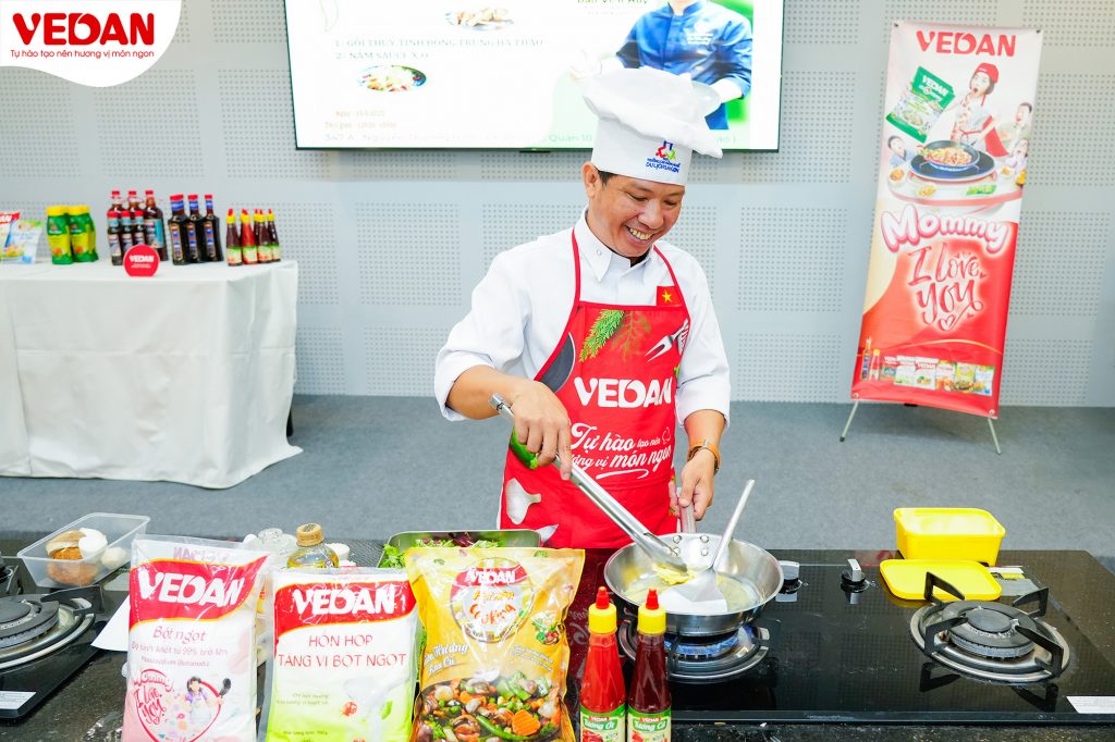với sự hướng dẫn của Bếp trưởng Đào Viễn Huy và sự đồng hành từ thương hiệu Vedan.