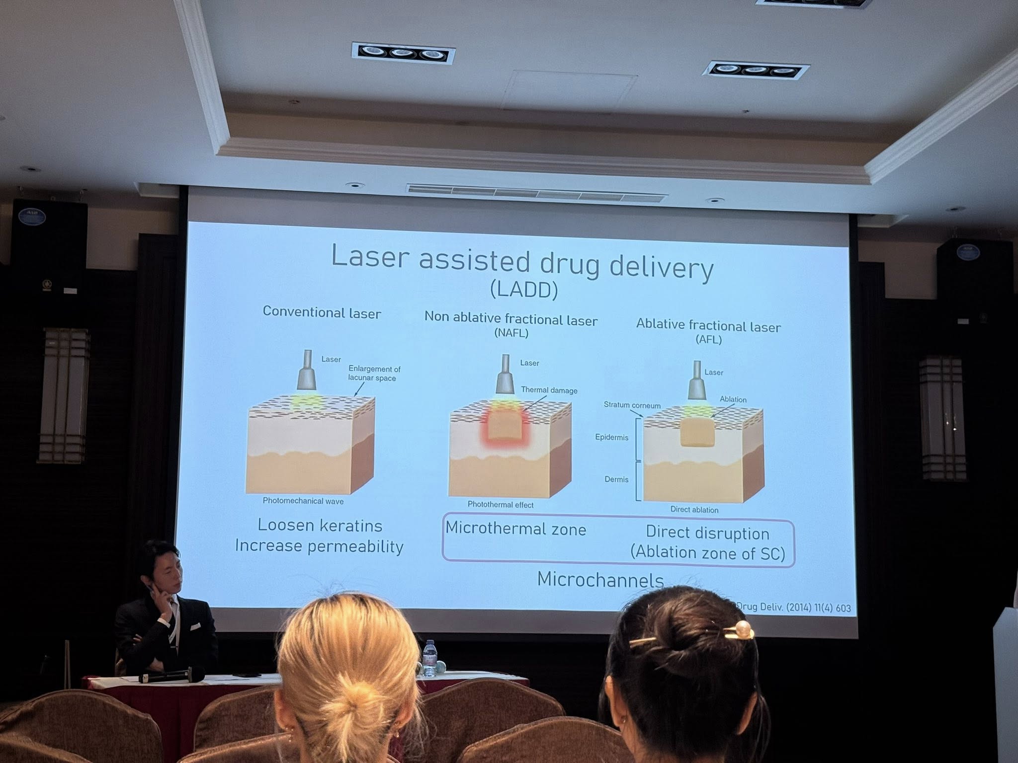 tham dự hội thảo, bà còn trực tiếp giao lưu, trao đổi chuyên môn cùng nhiều tên tuổi lớn trong ngành thẩm mỹ quốc tế.