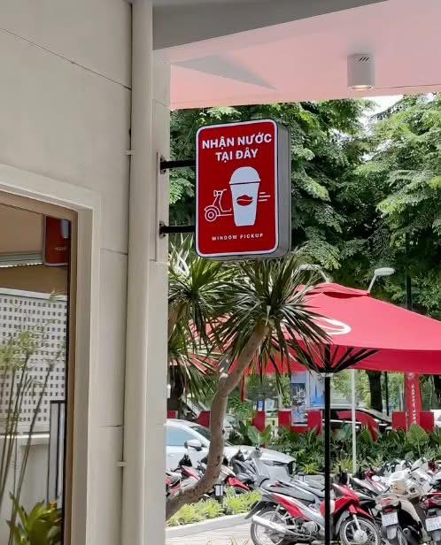 Highlands Coffee còn kịp tung ra loạt thức uống mới mẻ nhân dịp khai trương cửa hàng Drive-Thru đầu tiên. 
