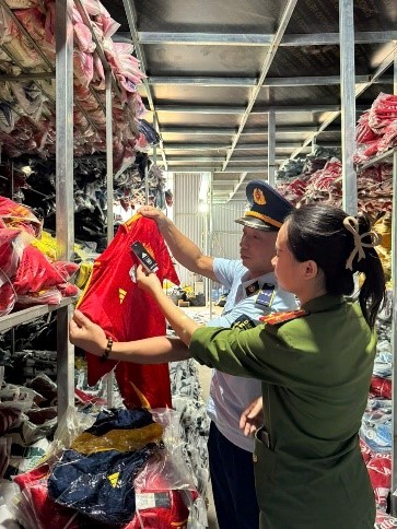 Lực lượng chức năng phát hiện kho hàng giả mạo thương hiệu