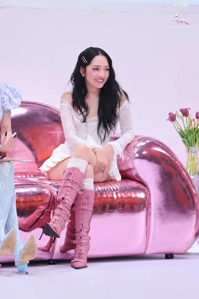 Bảo Anh trở lại ấn tượng, mở màn bằng chất giọng cuốn hút, kết hợp hình ảnh ma mị 