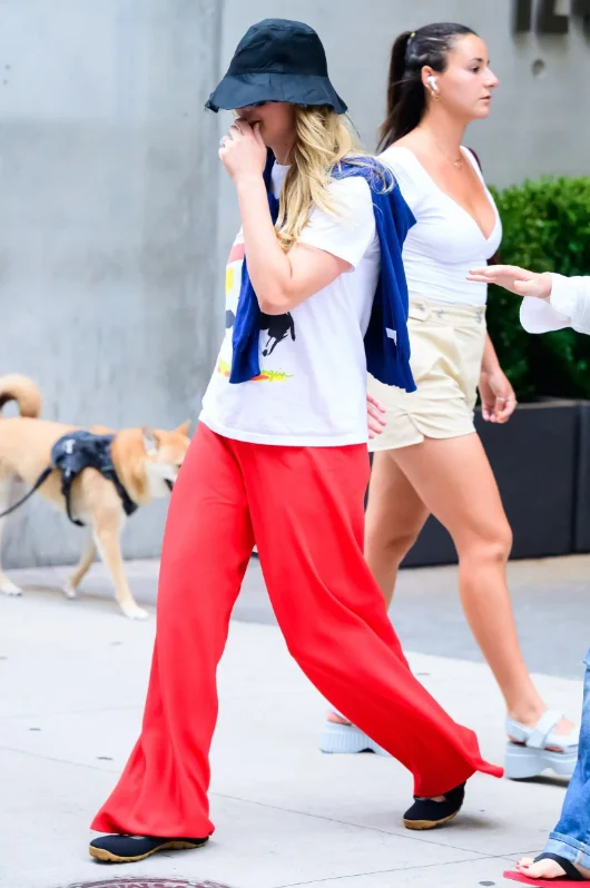 Kiểu giày “nửa thể thao, nửa dịu dàng” gây chú ý