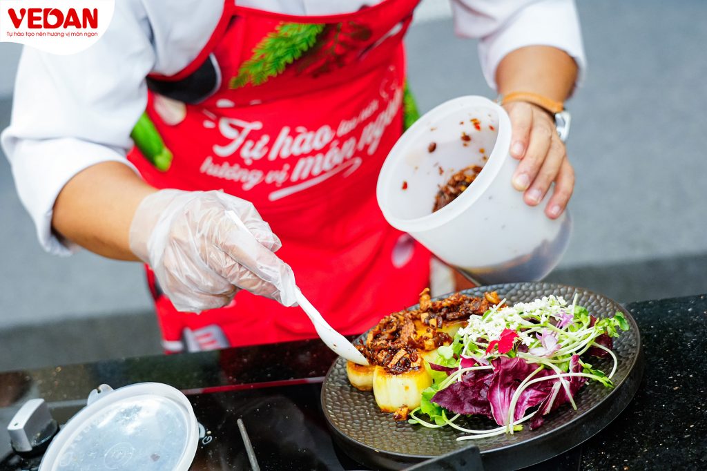 tương ớt Vedan và hạt nêm Nấm Hương Rau Củ Vedan, hỗn hợp sốt bám đều, dậy mùi và làm bật vị umami trong từng miếng nấm.