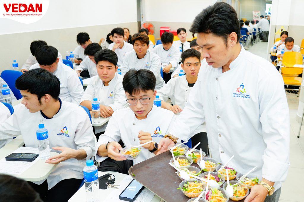 Xuyên suốt buổi chia sẻ, Chef Đào Viễn Huy không chỉ truyền đạt kỹ năng chế biến mà còn mở lòng với những bí quyết cá nhân đầy chân tình.