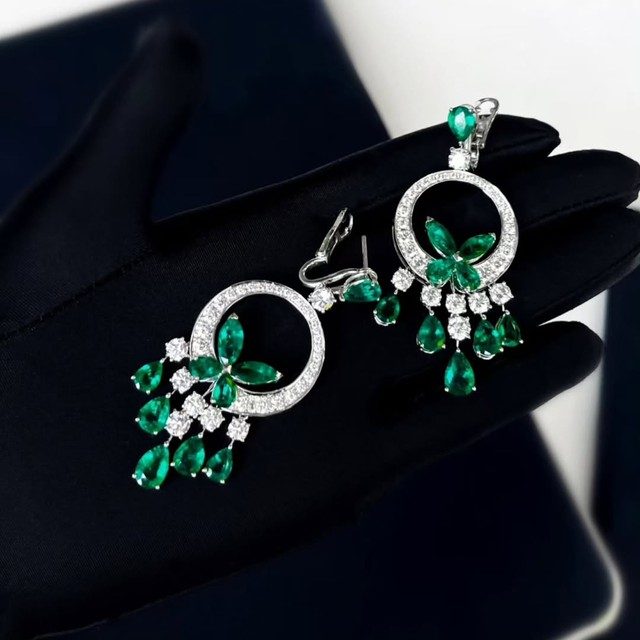 đôi bông tai từng được cho là của thương hiệu xa xỉ GRAFF.