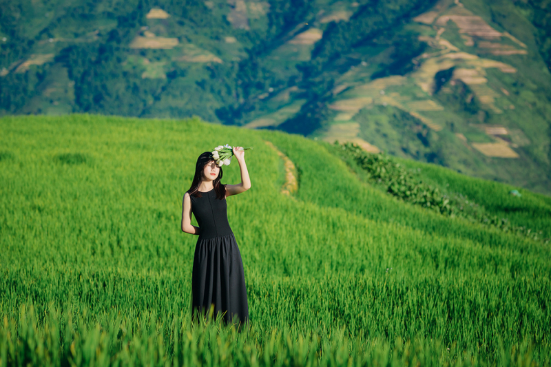 Trên các sườn núi, ruộng bậc thang trải dài tạo nên các tầng lớp mềm mại như sóng lúa, uốn lượn cùng địa hình